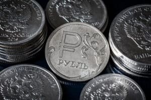 Рубль продолжает падать: доллар и евро снова подорожали
