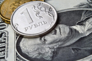 Рубль укрепился к доллару, но ослаб к евро: свежие курсы валют