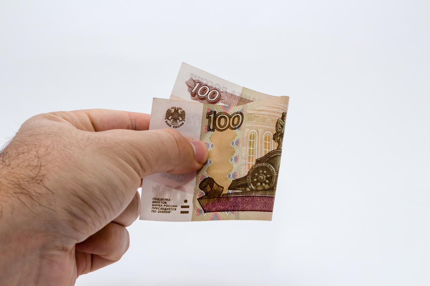 Доллар превысил 100 рублей: рубль под давлением дисбалансов рынка