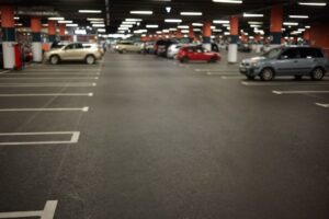 Парковочные места в Москве сравнялись в цене с квартирами: сколько стоит поставить машину?