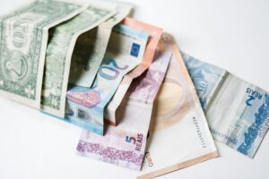 Рубль снова теряет позиции: ЦБ обновил курсы доллара и евро