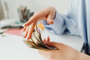Рубль продолжает падение: Центробанк обновил курсы доллара и евро
