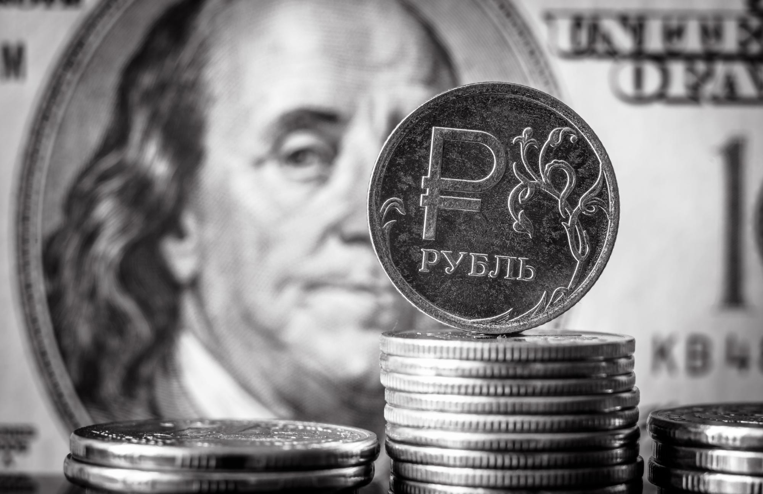 Курс рубля: доллар растет, евро сдает позиции
