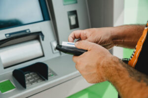 Россияне переводят наличные в банки: сбережения достигнут рекордных 56 трлн рублей