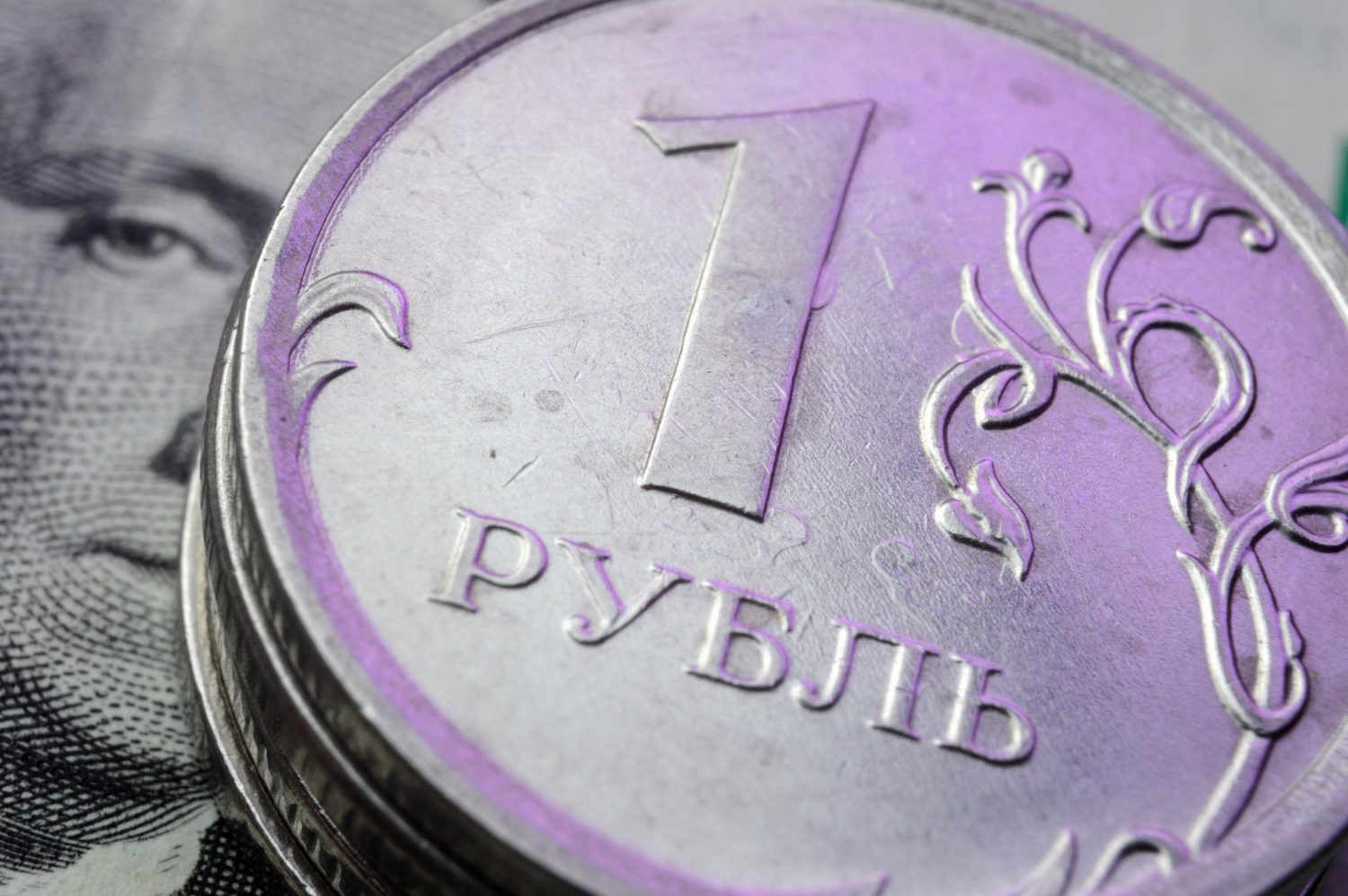 Рубль сдает позиции: курсы валют накануне Нового года