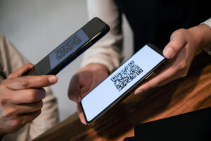 Россияне все чаще выбирают QR-коды и биометрию вместо банковских карт