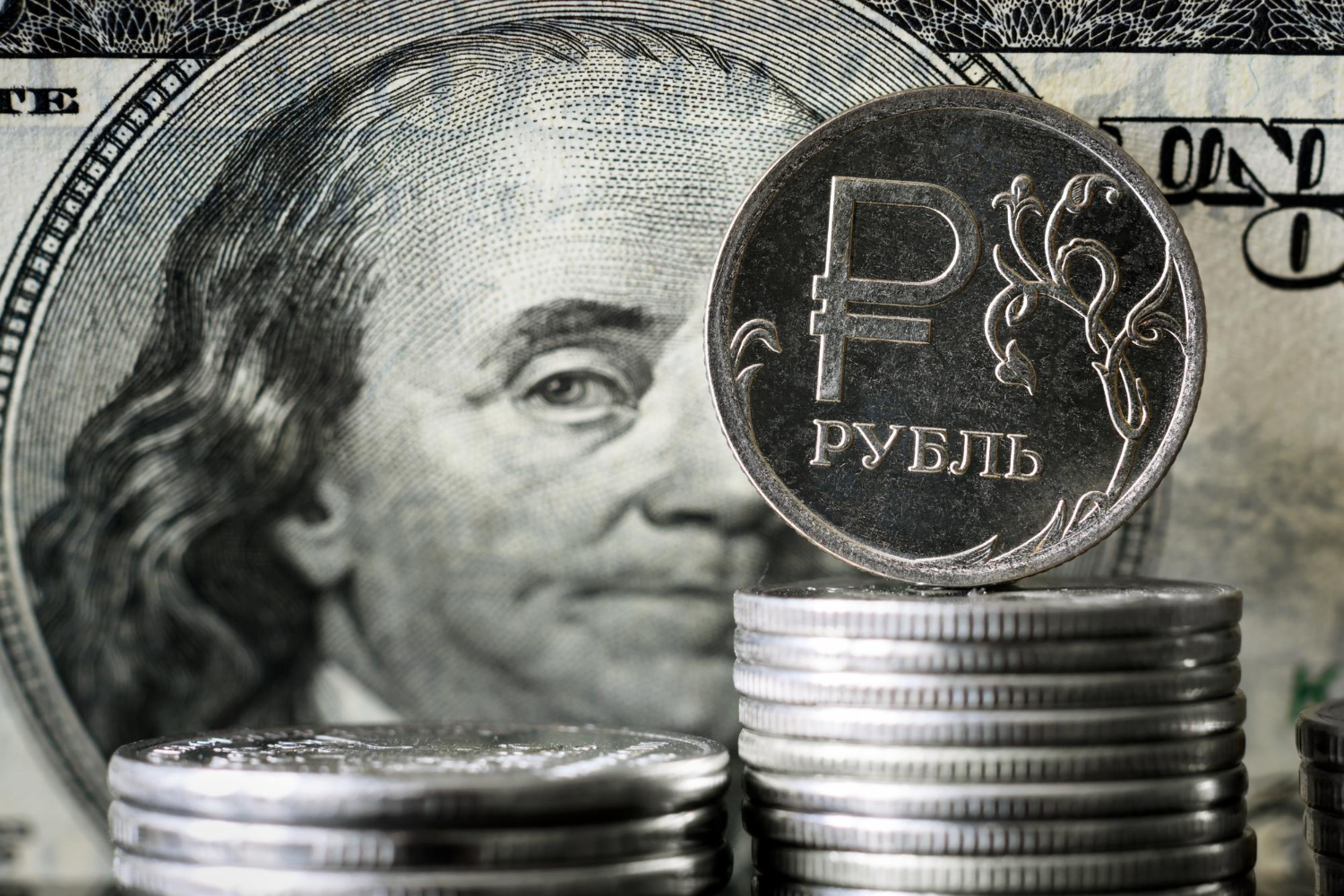 Прогнозы аналитиков: курс доллара и евро в феврале снизится