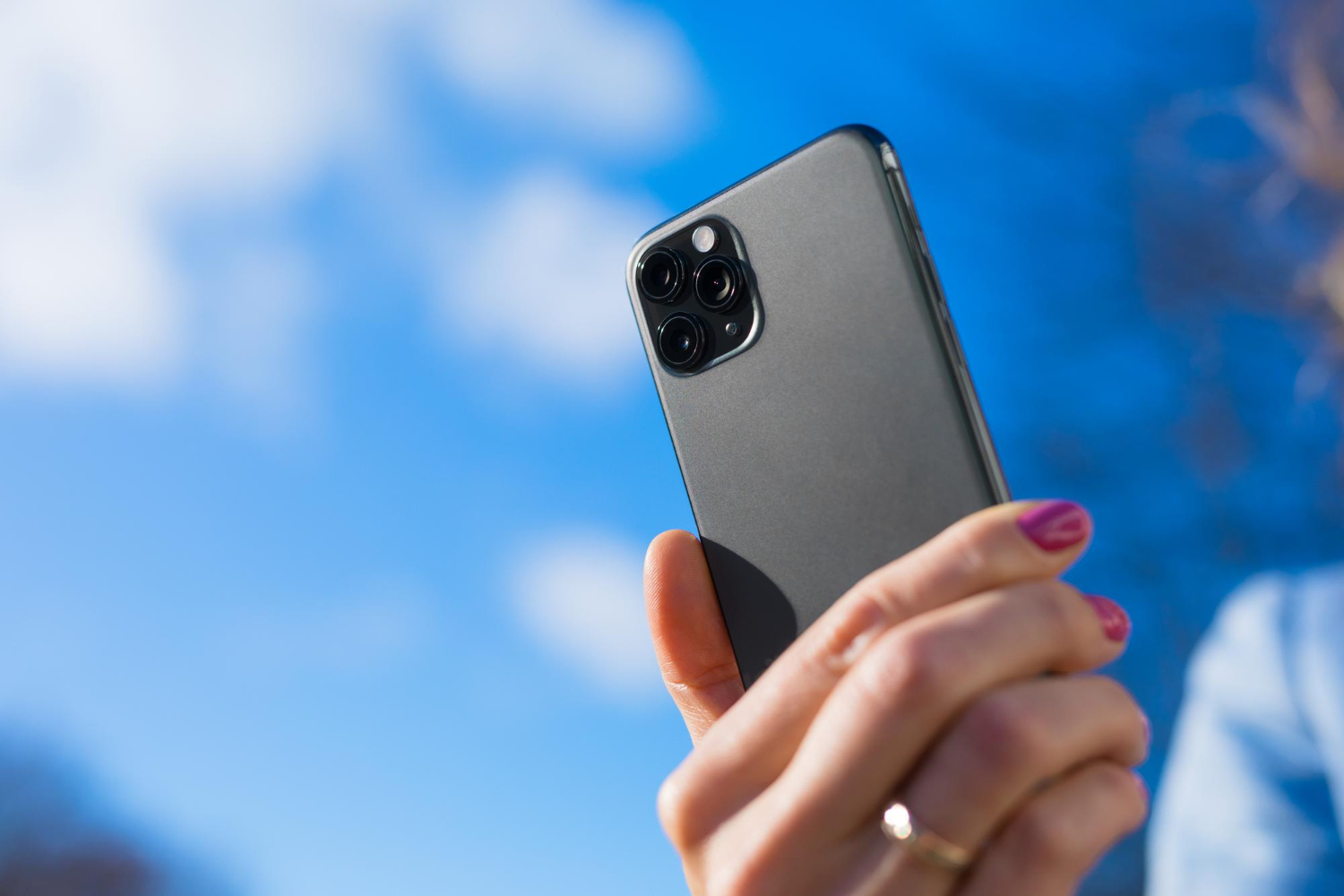 Проблемы с eSIM на iPhone: пользователи жалуются на сбои связи
