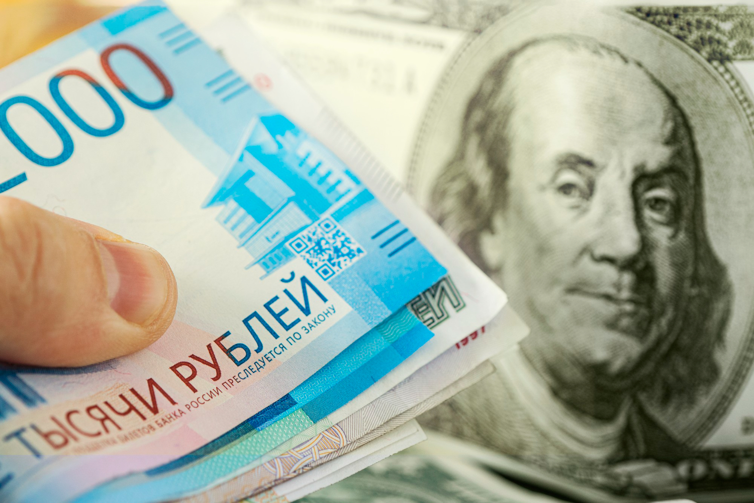 Рубль стабилен: доллар снижается, евро растет