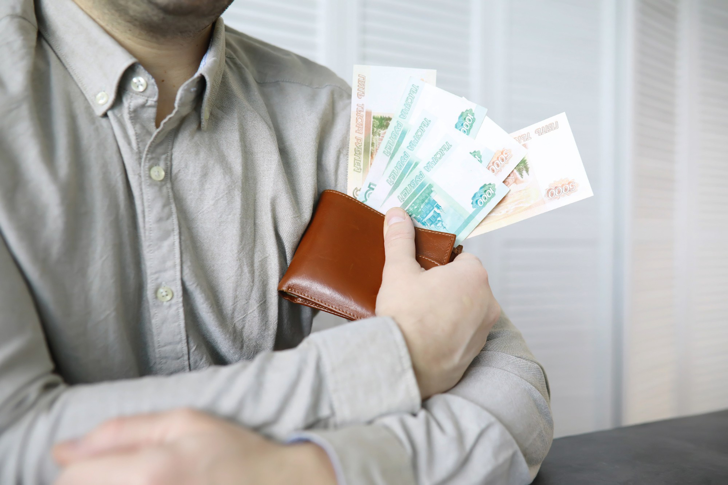 Рубль ослабевает по отношению к доллару, но укрепляется к евро: курсы валют на 10 января