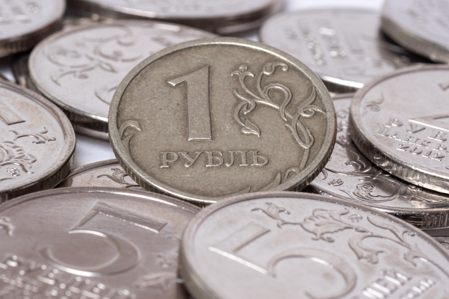 Рубль продолжает падение: обновленные курсы валют на 24 января