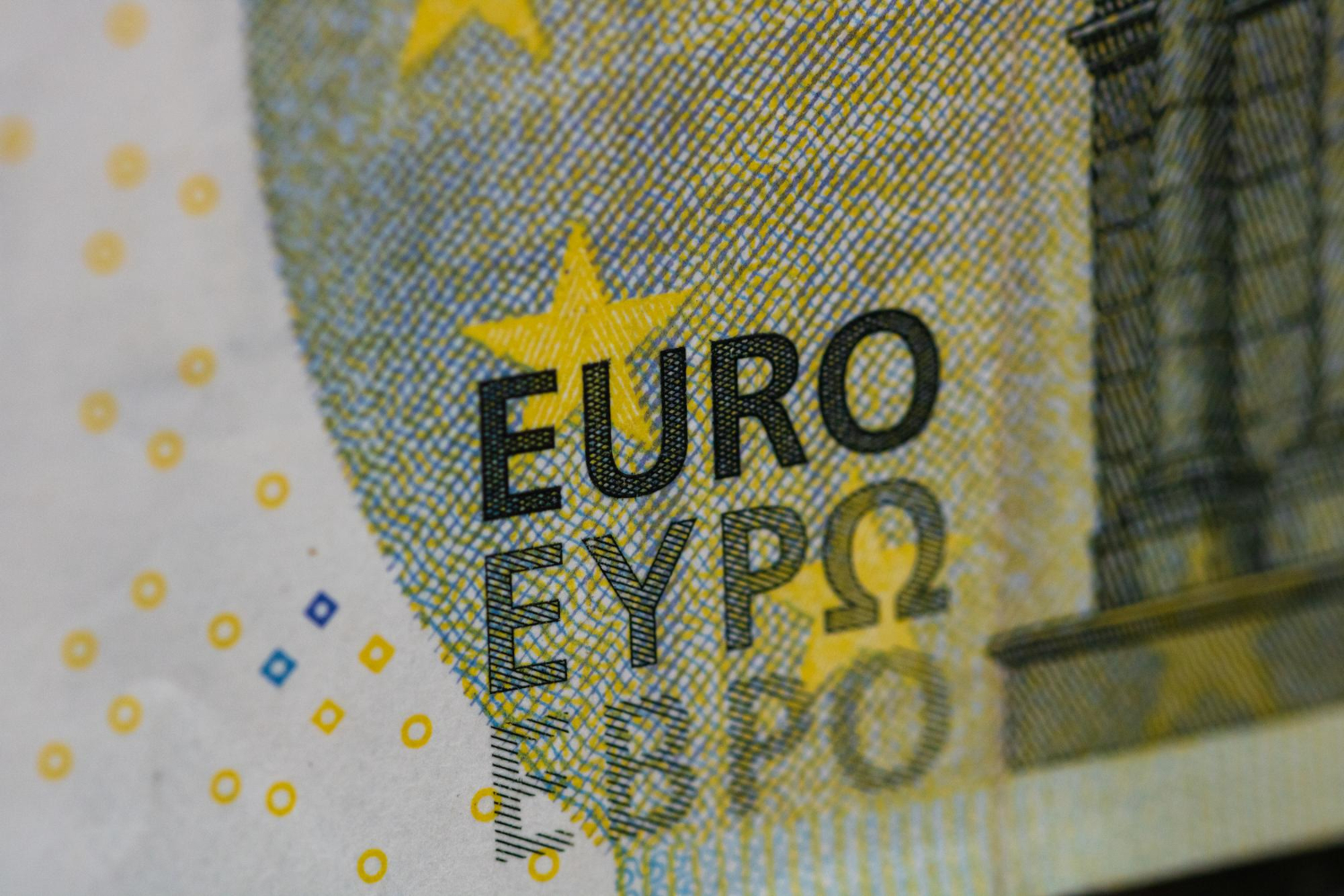 ЮниКредит Банк приостановил переводы в евро для клиентов