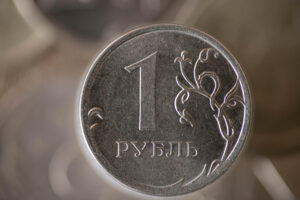 Рубль слегка ослаб к доллару, но продолжил укрепление к евро