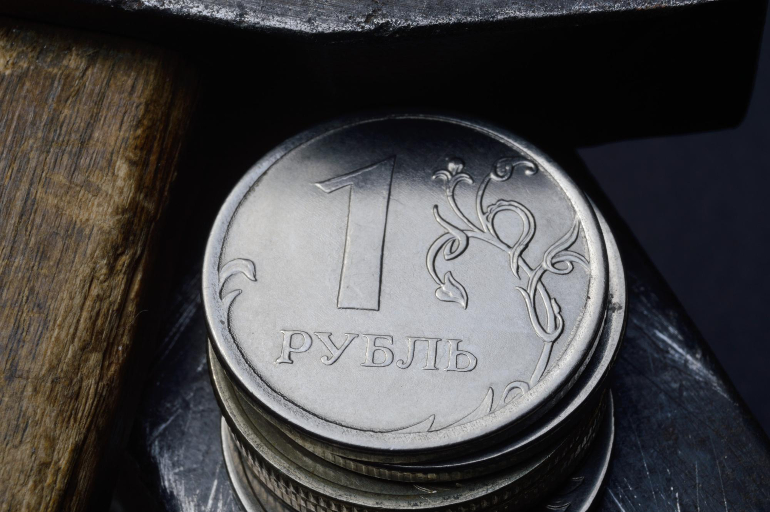 Российский рубль теряет позиции перед долларом и евро