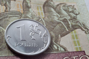 Рубль укрепился: доллар вновь ниже 100 рублей