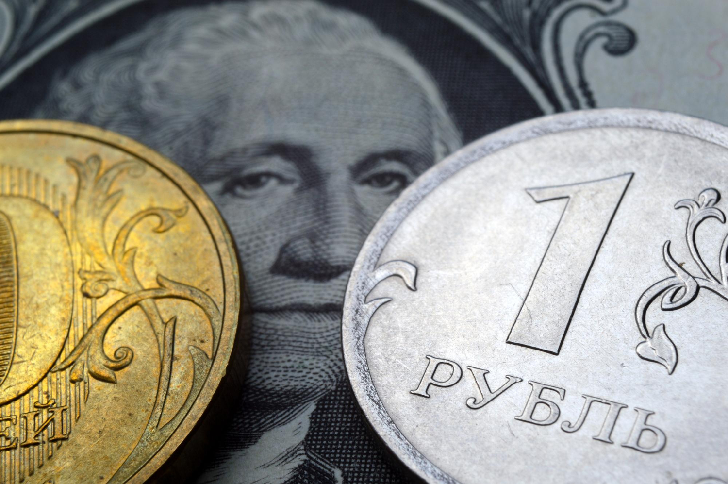 Рубль ослабел: новые курсы доллара и евро от ЦБ