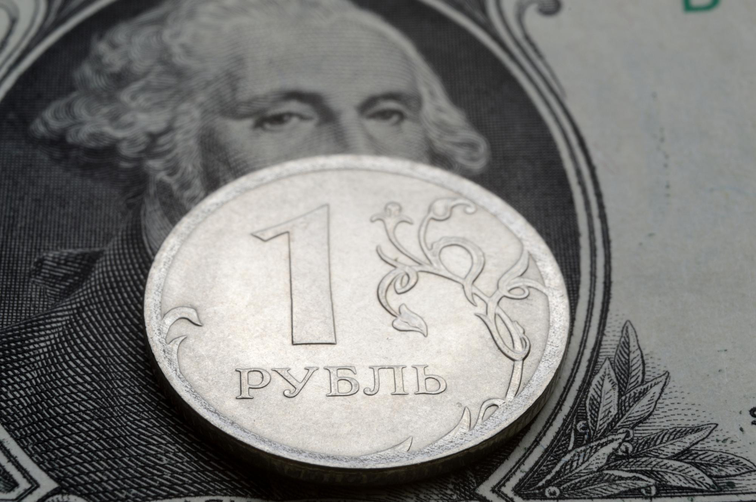 Российский рубль укрепляется: изменения курсов доллара и евро