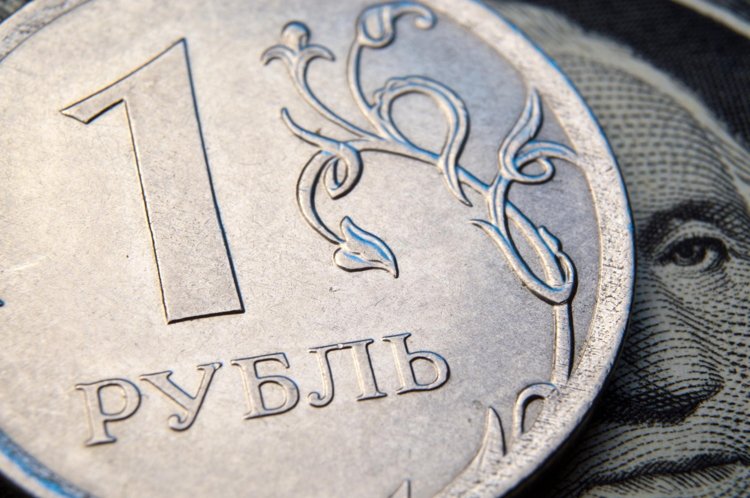 Рубль продолжает падение: курс доллара и евро растет