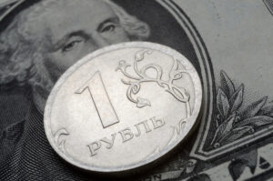 Рубль укрепился к доллару, но ослаб к евро: динамика курсов
