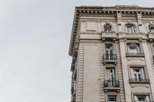 Как повышение тарифов ЖКХ в 2025 году повлияет на инфляцию и экономику России