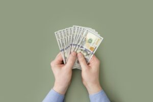Рубль продолжает рост: курс доллара и евро снижается