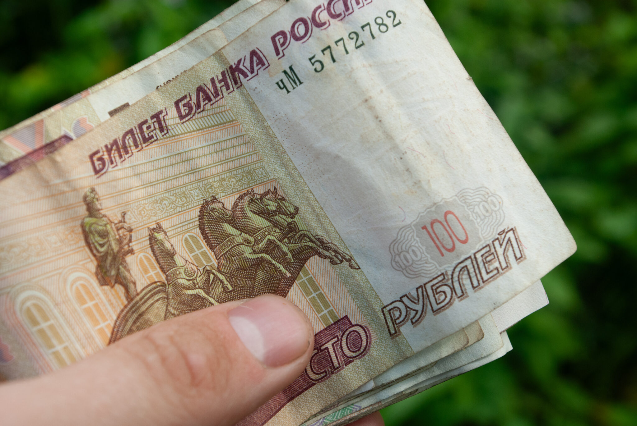 ЦБ установил официальные курсы валют на 22 февраля: рубль продолжает укрепляться