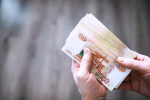 Объем срочных депозитов граждан в январе 2025 года вырос на 900 млрд рублей