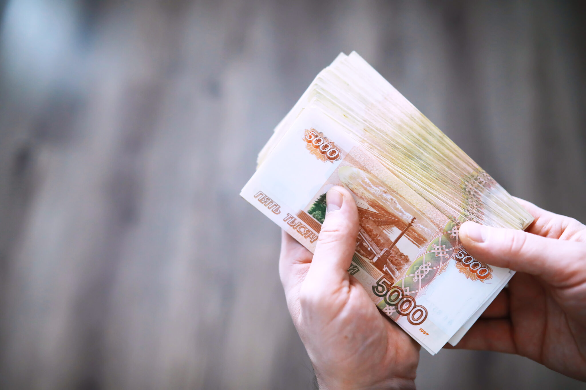 Объем срочных депозитов граждан в январе 2025 года вырос на 900 млрд рублей