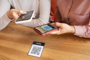 ВТБ и МТС запустили оплату покупок в Турции по QR-коду, Сбербанк тестирует систему