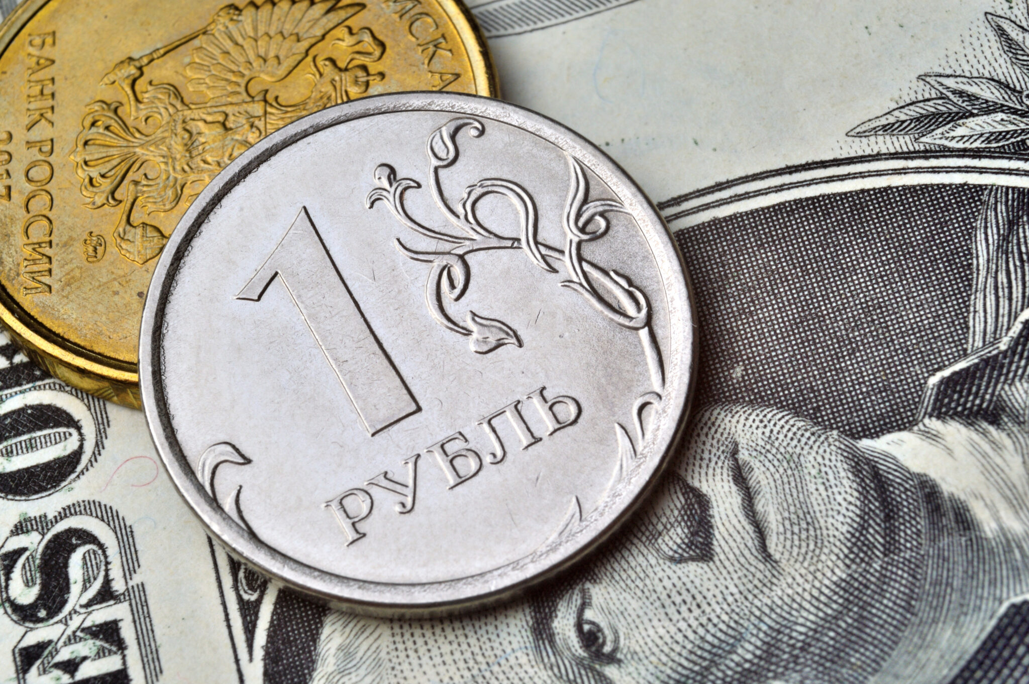 ЦБ установил официальные курсы валют на 5 марта