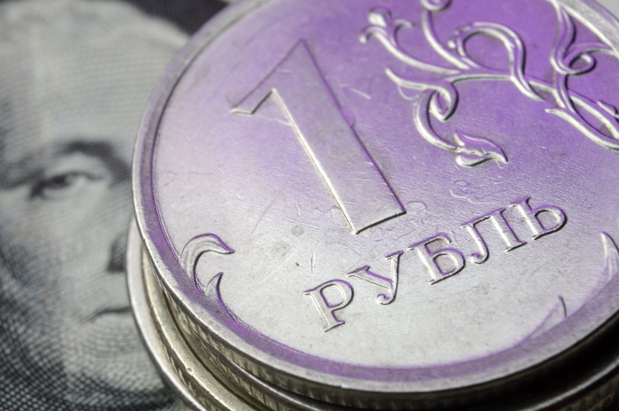 Курсы валют на 4 марта: рубль ослабел по отношению к доллару и евро