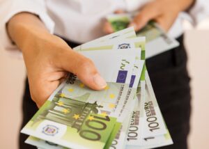 Центральный банк России установил официальные курсы валют на 13 марта