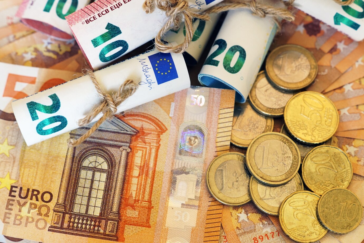 Курс рубля: укрепление к доллару и ослабление к евро