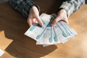 В 2025 году бизнес замедлит рост зарплат: влияние высокой ставки