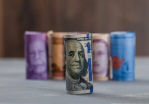 Резкое укрепление рубля: официальные курсы валют на 15 марта