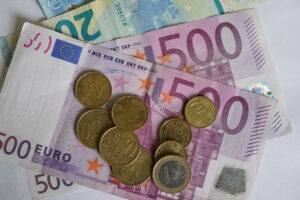 Рубль укрепляется к доллару и евро