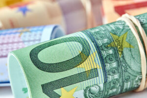 Рубль укрепился к доллару и евро — курсы на 2 апреля 2025 года