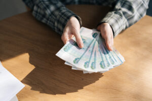 Ограничение на снятие наличных: защита от мошенников, а не удар по гражданам