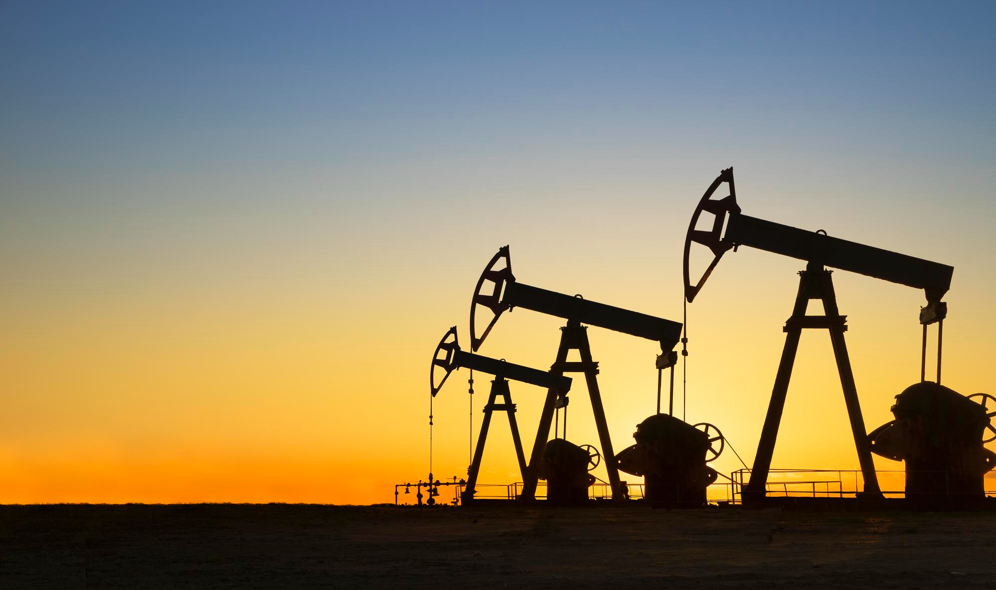 Нефть и золото дешевеют на фоне переговоров США и России