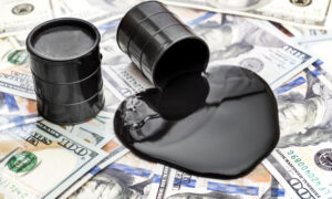 Рынок нефти на перепутье: давление доллара и избыток предложения