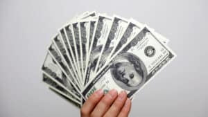 Как «голубиная» риторика ФРС меняет динамику мировых рынков