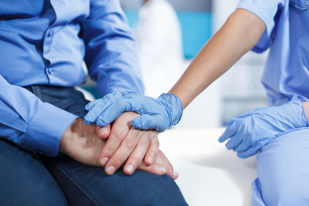 Новый закон: мигранты смогут получить бесплатную медицинскую помощь по ОМС только после 5 лет работы