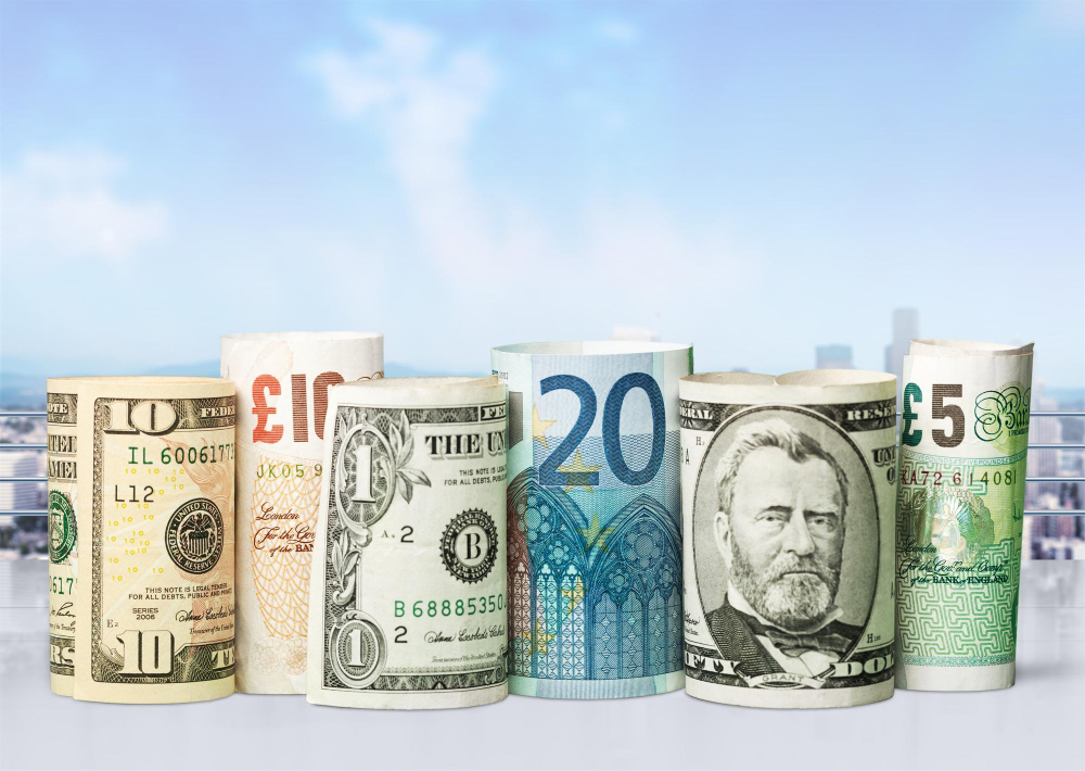 Валютный рынок 8 ноября 2025 года: Рубль продолжает ослабевать на фоне мировых трендов