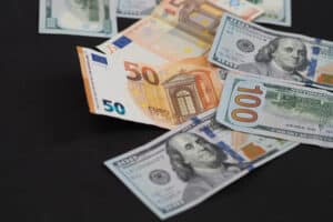 Динамика валютных курсов на конец 2025 года: анализ и прогнозы