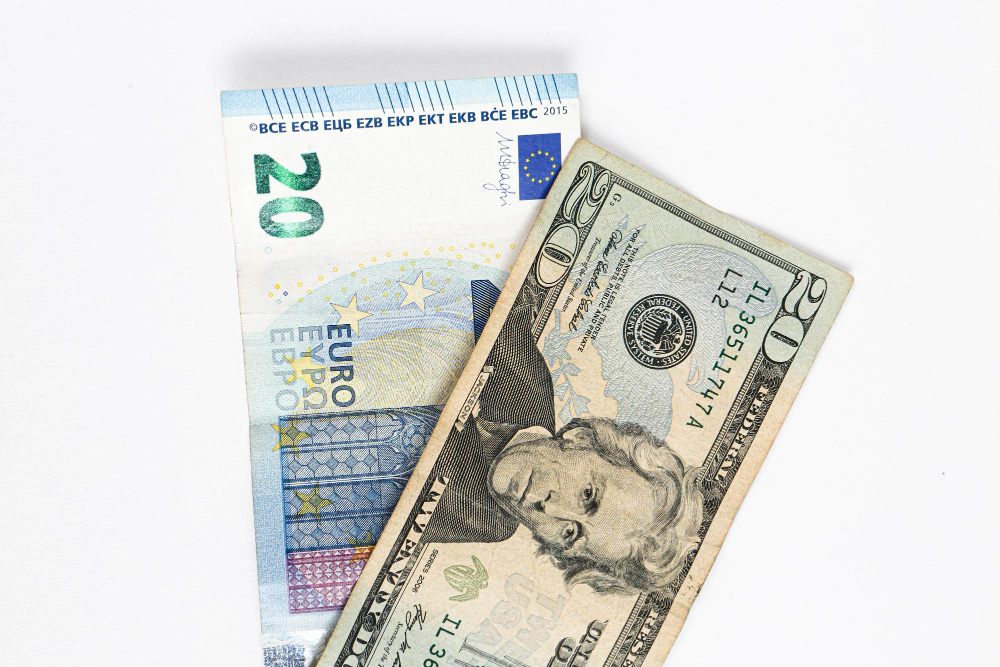 Анализ валютного рынка: позиции рубля 13 января 2026 года