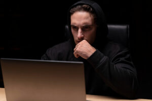 СМС-код вместо паспорта: как мошенники взламывают онлайн-банки через домовые чаты