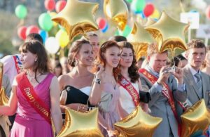 Школьный выпускной ударит по бюджету: сколько родители потратят на наряды и праздник в 2026 году