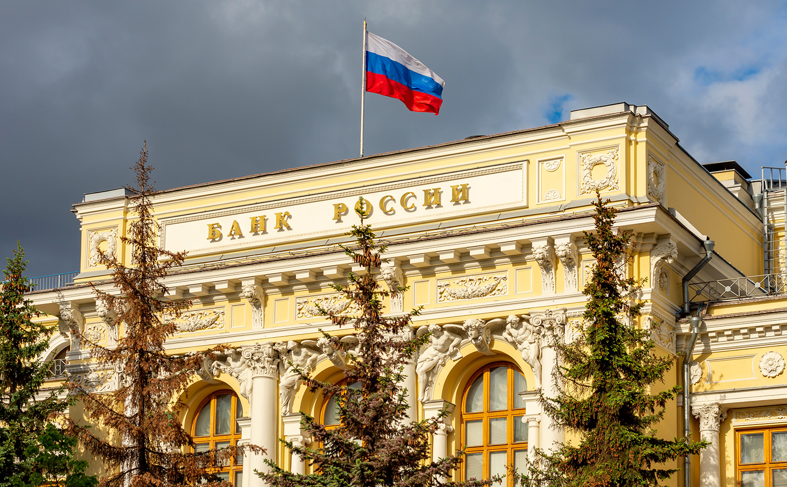 ЦБ зафиксировал падение популярности пластика у россиян