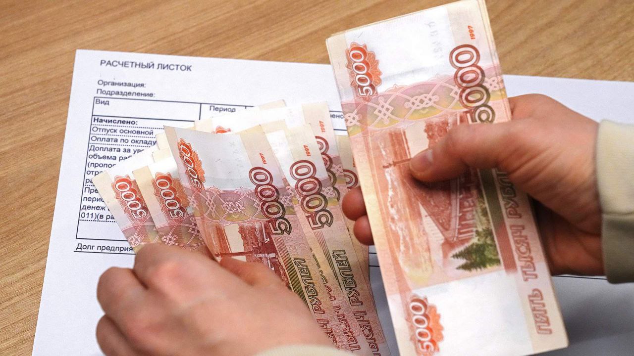 Слуцкий призвал убрать топ-менеджеров из расчета средней зарплаты