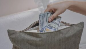 Эксперт Мокров дал советы по хранению финансовой подушки безопасности
